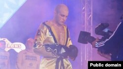 Astana Arlans клубының боксшысы Василий Левит рингке шығып келеді. Сурет Astana Arlans клубының ресми сайтынан алынды.