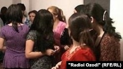 Задержанные жрицы любви в ходе рейда милиции в городе Бохтар Хатлонской области Таджикистана. Архивное фото.