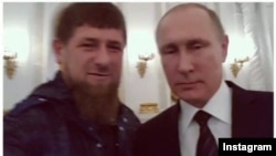 Лідер Чечні Рамзан Кадиров (л) і президент Росії Володимир Путін роблять селфі