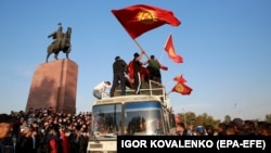 2020-жылдын октябрь айындагы Бишкектин борбордук аянтындагы окуялар. Кыргызстан. Иллюстрациялык сүрөт. 