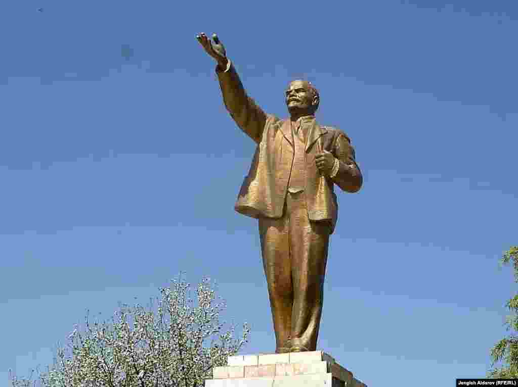 Баткен. Бул эстелик 1980-жылы а кездеги райондук бийлик имаратынын капталына (азыркы облустук) курулган.