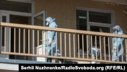 Медичні працівники в спецкостюмах. Інфекційне відділенняОлександрівської клінічної лікарні, Київ, 4 квітня 2020 року, ілюстративне фото
