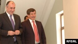 Эльмар Мамедъяров и Ахмет Давутоглу (архивное фото)