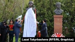 Москва облусундагы Волоколамск шаарында Советтер Союзунун Баатыры, кыргызстандык Дүйшөнкул Шопоковдун эстелиги тургузулган. Ачылыш аземине Кыргызстандын президенти Алмазбек Атамбаев жана Москва облусунун губернатору Андрей Воробьев катышкан. 2015-жыл