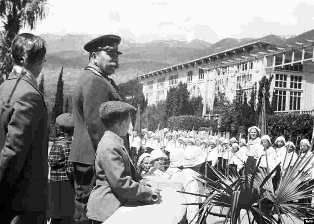 Советтер Союзунун маршалы Семен Буденный "Артек" лагеринде конокто. 1946-жыл. Лагерь советтик идеология жайылтылган жерге айланган. Тарых боюнча профессор Маттиас Нойман ал тууралуу "Азаттыкка": "Артек" эс алуу гана эмес, идеологиялык стратегиялык мекемеге айланган" деп сыпаттаган.