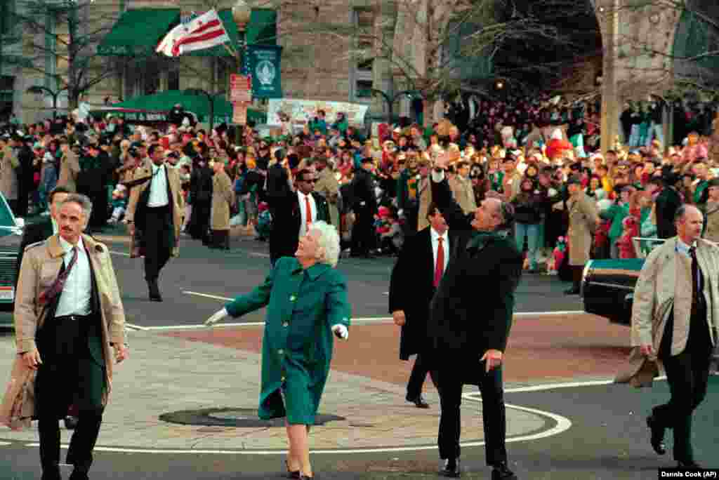 Prezident Jorj W. Buş bilen ilkinji hanym Barbara W. Buş Pensilwaniýa awende märeke bilen salamlaşýarlar. ABŞ-yň 41-nji prezident 1989-njy ýylyň 20-nji ýanwarynda wezipä girişdi. 