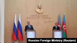 Главы МИД России и Азербайджана - Сергей Лавров (слева) и Джейхун Байрамов (архив) 