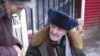 Пенсионер, проживающий в Актобе, просит милостыню.