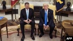 Дональд Трамп (л) і Клаус Йоханніс (п) під час зустрічі у Вашингтоні, 9 червня 2017 року