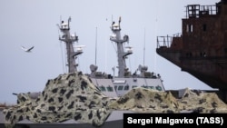 25 листопада російські силовики біля берегів Криму захопили три українські кораблі і 24 членів їхніх екіпажів