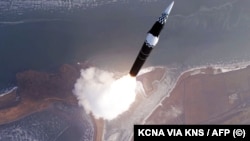 Запуск гіперзвукової ракети з невідомого місця в Північній Кореї 6 січня 2025 року. Фото оприлюднено офіційним Корейським центральним новинним агентством (KCNA).