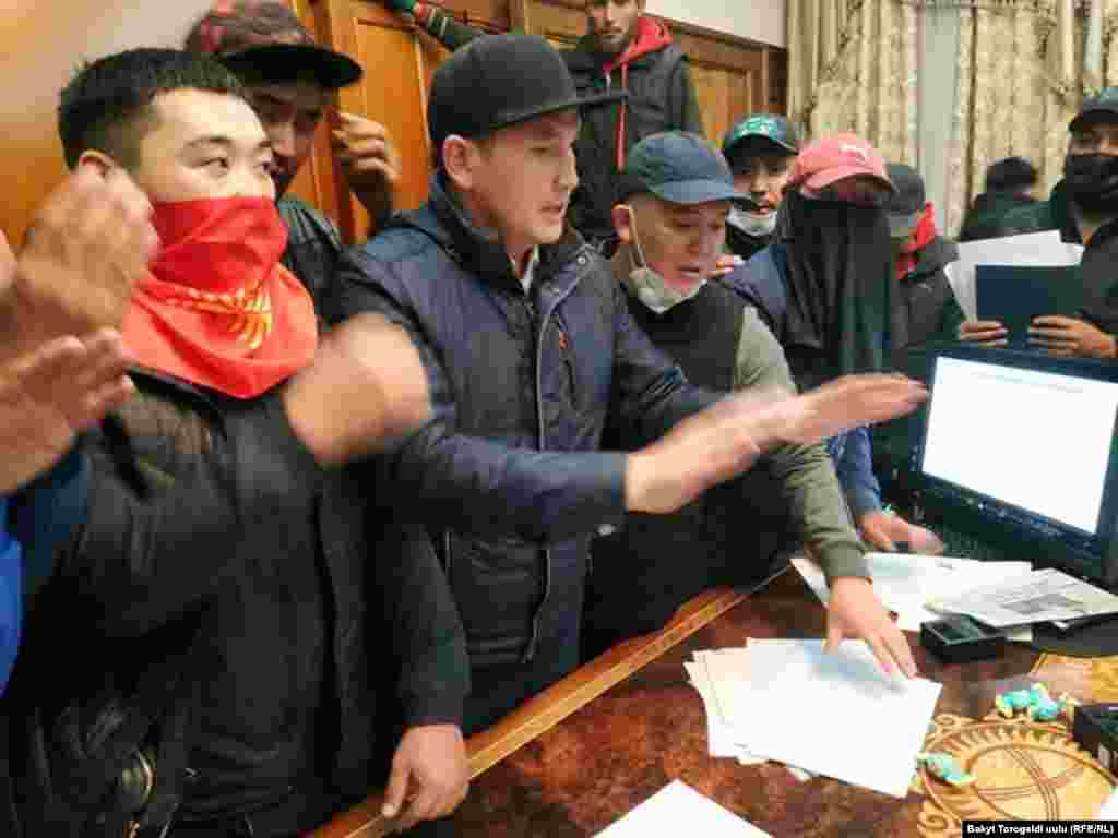 Учурда Ак үйдө "Ордо" партиясынын лидери Мирбек Мияров баштаган топ кишилер жүрөт.