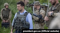 Зеленський вніс до Верховної Ради як невідкладний законопроект «Про внесення змін до закону України «Про вибори народних депутатів України» щодо забезпечення виборчих прав військовослужбовців»