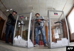 Голосование на референдуме в Донецке