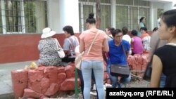 Студенты и их родители у студенческого общежития в период заселения.