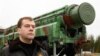 Дмитрий Медведев прогуливается возле баллистической ракеты РС-12М «Тополь» на космодроме «Плесецк», 12 октября 2008 года