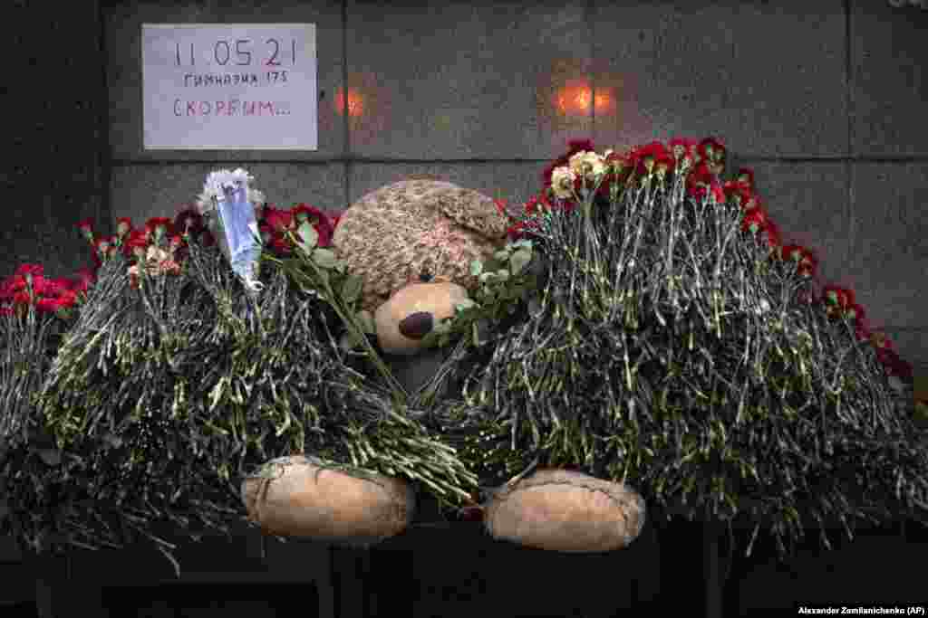 Плюшевий ведмедик і квіти з плакатом «11.05.21, Школа №175. Сумуємо» в пам'ять про вбитих школярів у Казані у представництві Татарстану в Москві