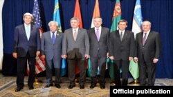 АКШ Мамлекеттик катчысы Жон Керри Борбор Азиядагы беш өлкөнүн тышкы иштер министрлери менен. Нью-Йорк, сентябрь, 2015-жыл. 