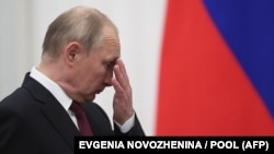 У тексті прямо не стверджується, що Путін на щось хворий, і не названі конкретні діагнози