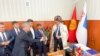 Шаардык кеңештин депутаттары Алмаз Мамбетовду куттуктап жаткан учур. 26-август, 2021-жыл. 