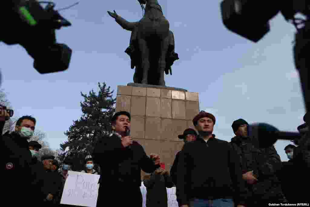 “Баштан башта” кыймылынын өкүлү Улан Үсөйүн жүрүштүн уюштуруучусу жарандык коом экенин билдирди жана жарандар мамлекетти көзөмөлгө алганды, талап койгонду үйрөнгөндө гана өлкө өнүгөрүн, өзгөрөрүн белгиледи.
