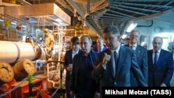 Архівне фото: президент Росії Володимир Путін і голова правління «Газпрому» Олексій Міллер оглядають будівництво газопроводу «Турецький потік» на борту трубоукладального судна Pioneering Spirit у Чорному морі біля Анапи, 23 червня 2017 року