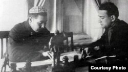 Абдыкадыр Орозбеков иш бөлмөсүндө. Сүрөт автордун архивинен алынды.