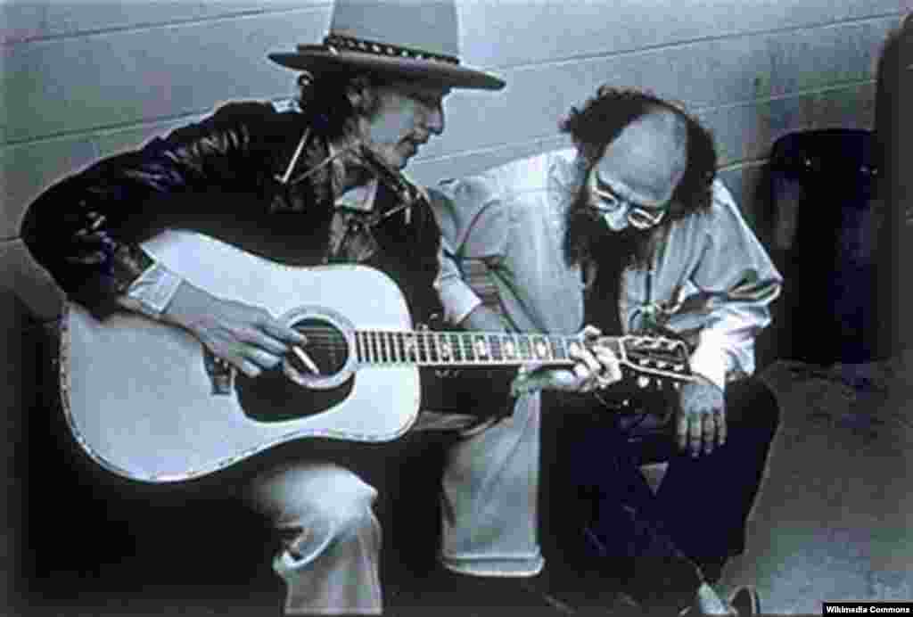 Боб Дилан Аллен Гинзберг менен Rolling Thunder Revue деп аталган концертик кербенинде, 1975.