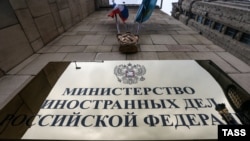 Видання зауважує, що документ вперше надає офіційне підтвердження і кодифікацію того, що багато хто з московської еліти називає гібридною війною проти Заходу