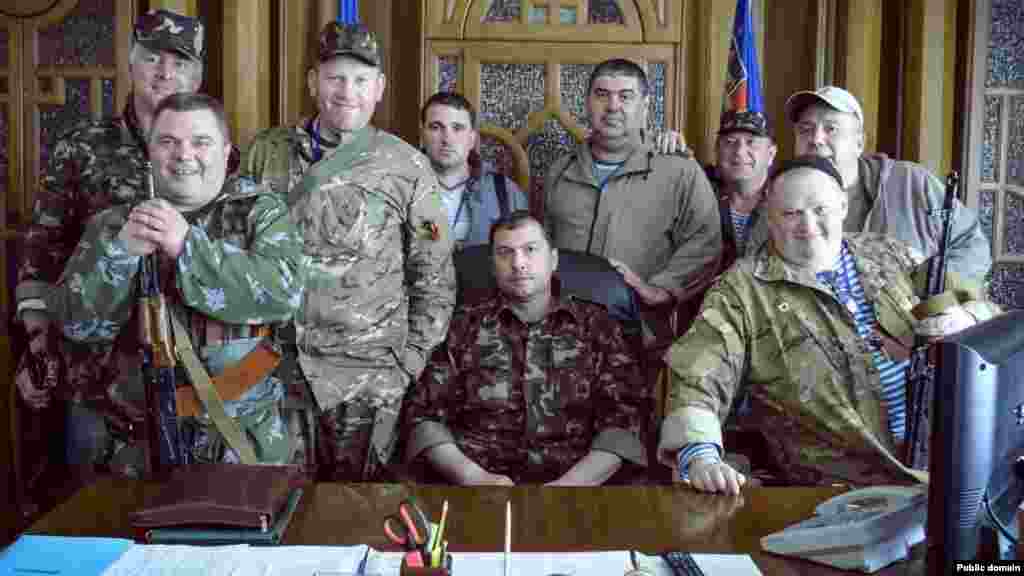 Валерій Болотов, посередині (1970–2017) Народився в Росії, служив у радянській армії. Працював шахтарем на Луганщині. У квітні 2014 року став ватажком угруповання «ЛНР», та вже в серпні того ж року пішов у відставку нібито «через розбіжності з керівництвом». У січні 2017 року Болотов помер у себе вдома в Москві після зустрічі з двома чоловіками за кавою. За словами його вдови, Болотову стало зле одразу після зустрічі, а за кілька годин до смерті він не раз повторив: «Навіщо я випив ту каву?» Чоловік праворуч від Болотова на фото – Геннадій Ципкалов, який помер за невідомих обставин незадовго до смерті Болотова