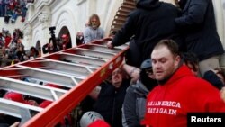 Президент Трамптын жактоочуларынын Капитолийге күч менен кирүүсү маалында. 2021-жылдын 6-январы.
