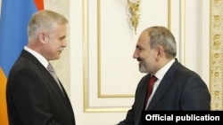 Генеральный секретарь ОДКБ Станислав Зась (слева) и премьер-министр Армении Никол Пашинян (архив)