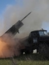 Житель Константиновки возле разрушенного российским авиаударом дома, в котором под завалами ищут его мать. 8 мая 2025 года