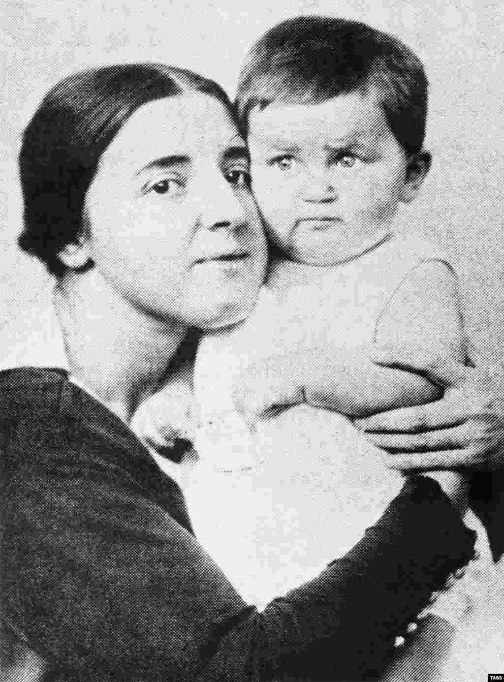Надія Аллілуєва, друга дружина Сталіна. На фото вона з сином Василем у 1922 році. Аллілуєва була дочкою залізничника-революціонера. Вона познайомилась зі Сталіним коли він переховувався в їхньому будинку в 1911 році. Сталін та Аллілуєва одружились в 1919 році, коли Сталіну був 41 рік, а Надії – 18. Надія померла в 1932 році, за офіційною версією, від апендициту. Дехто переконаний, що вона вчинила самогубство, а інші вважають, що її вбив Сталін. Василь народився в 1921 році. Він був радянським льотчиком під час війни, а після неї отримав звання генерала. Після смерті Сталіна Василя засудили на вісім років. Звільнили його у 1960 році і дозволили носити військову форму та нагороди. Василь помер від алкоголізму у 1962 році і був частково реабілітований у 1999 році. 