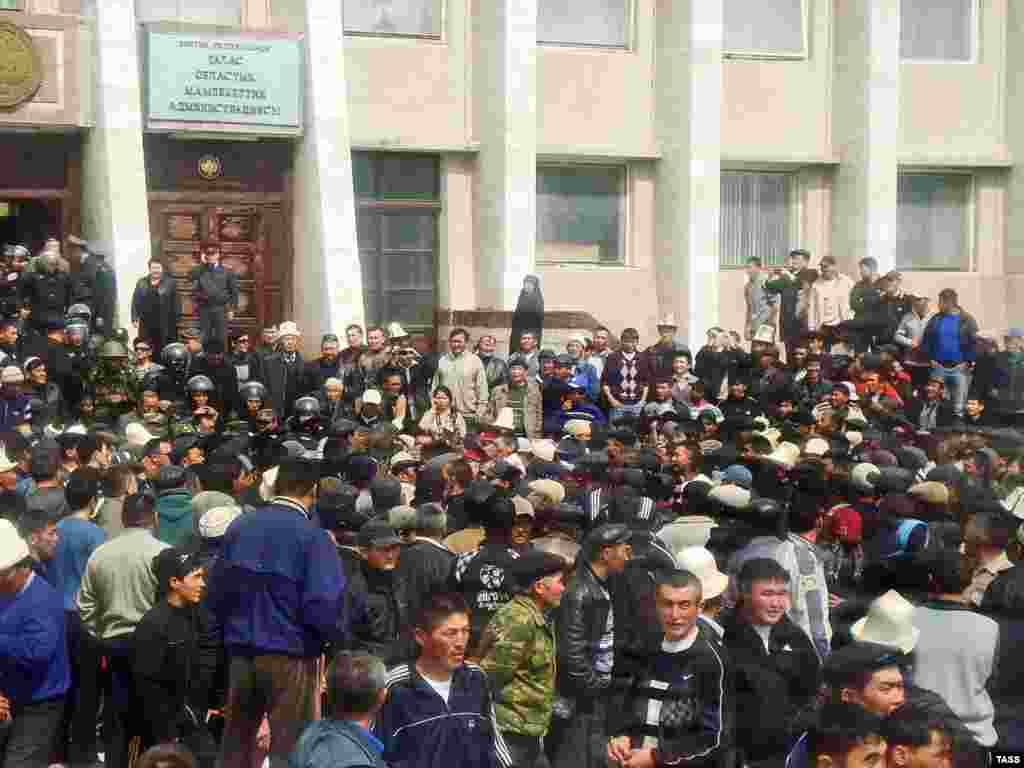 Таластағы наразылықта адам қарасы көбейіп барады. 7 сәуір, 2010 жыл. - Оппозиция жақтаушылары Таластағы облыс әкімшілігі ғимаратының жанында, сәлі кейінірек наразылық танытушылар милиция ғимаратын басып алды.