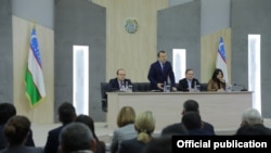 Ахборот ва оммавий коммуникациялар агентлигида мажлис ўтмоқда.