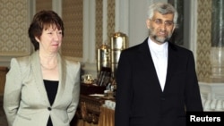 Eýranyň ýadro edarasynyň baştutany Saeed Jalili (sagda) we ÝB-niň daşary syýasat edarasynyň başlygy Katrin Aşton, Istanbulda, 21-nji ýanwar, 2011.