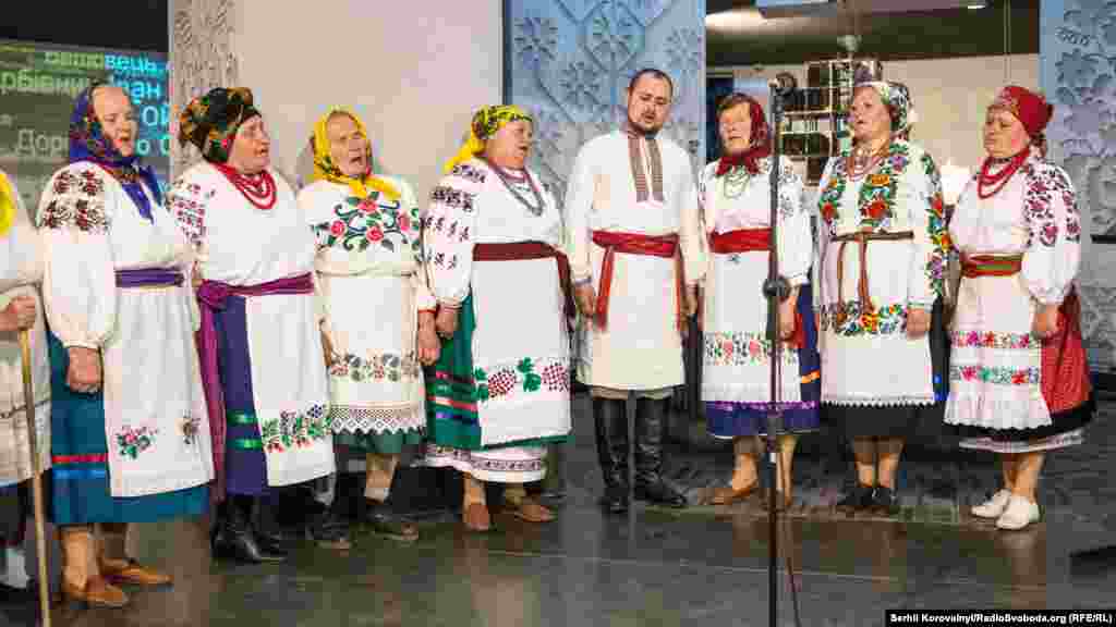Етно-гурт «Барвінок» співає народну пісню «Усі гори зеленіють»