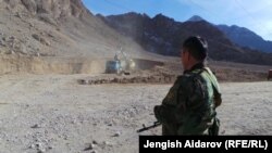 Ак-Сай - Көк-Таш жолунун курулушун күзөтүп турган чек арачы. Баткен, 11-январь, 2014.
