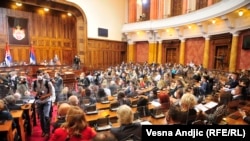 Poslanici će glasati o aktima, a kako bi promene Ustava bile potvrđene, građani se o tome moraju izjasniti na referendumu.