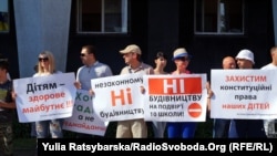 20 червня в Дніпрі батьки учнів школи №10 влаштували пікет і спробували штурмом увірватись у мерію, протестуючи проти забудови шкільної території