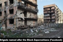 Зруйновані боями будинки у Вугледарі