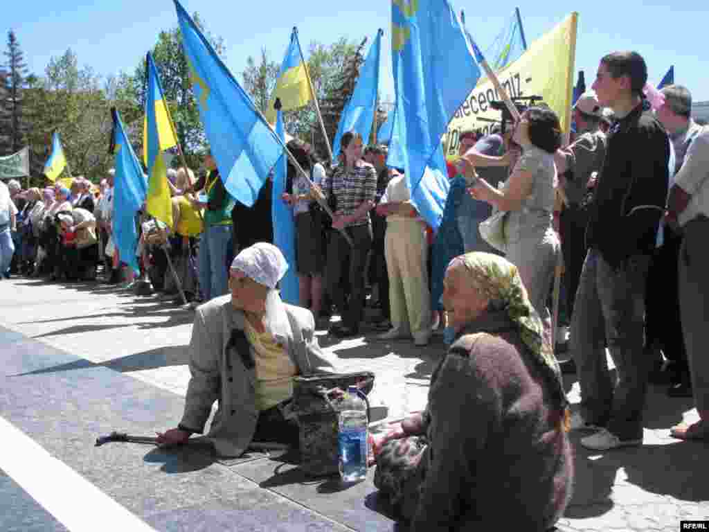 Рік 2009-й, Сімферополь, площа Леніна. День пам'яті жертв депортації – це день єдності поколінь. Ті, хто бачив «теплушки» на власні очі, і ті, хто народився у вільному Криму – сьогодні разом.