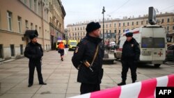 Поліція біля входу на станцію метро «Технологічний інститут» у Санкт-Петербурзі, 3 квітня 2017 року