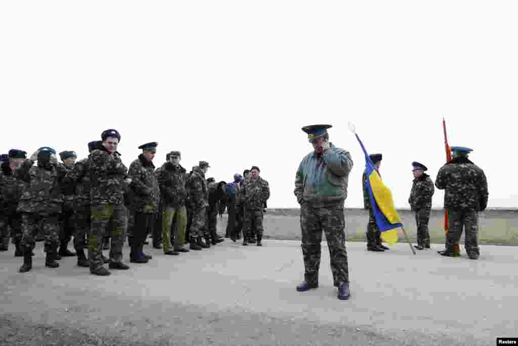 Військовослужбовці бригади тактичної авіації у Бельбеку та український військовий льотчик 1-го класу, полковник Повітряних сил України, командир 204-ї бригади тактичної авіації Юлій Мамчур. 4 березня 2014 року