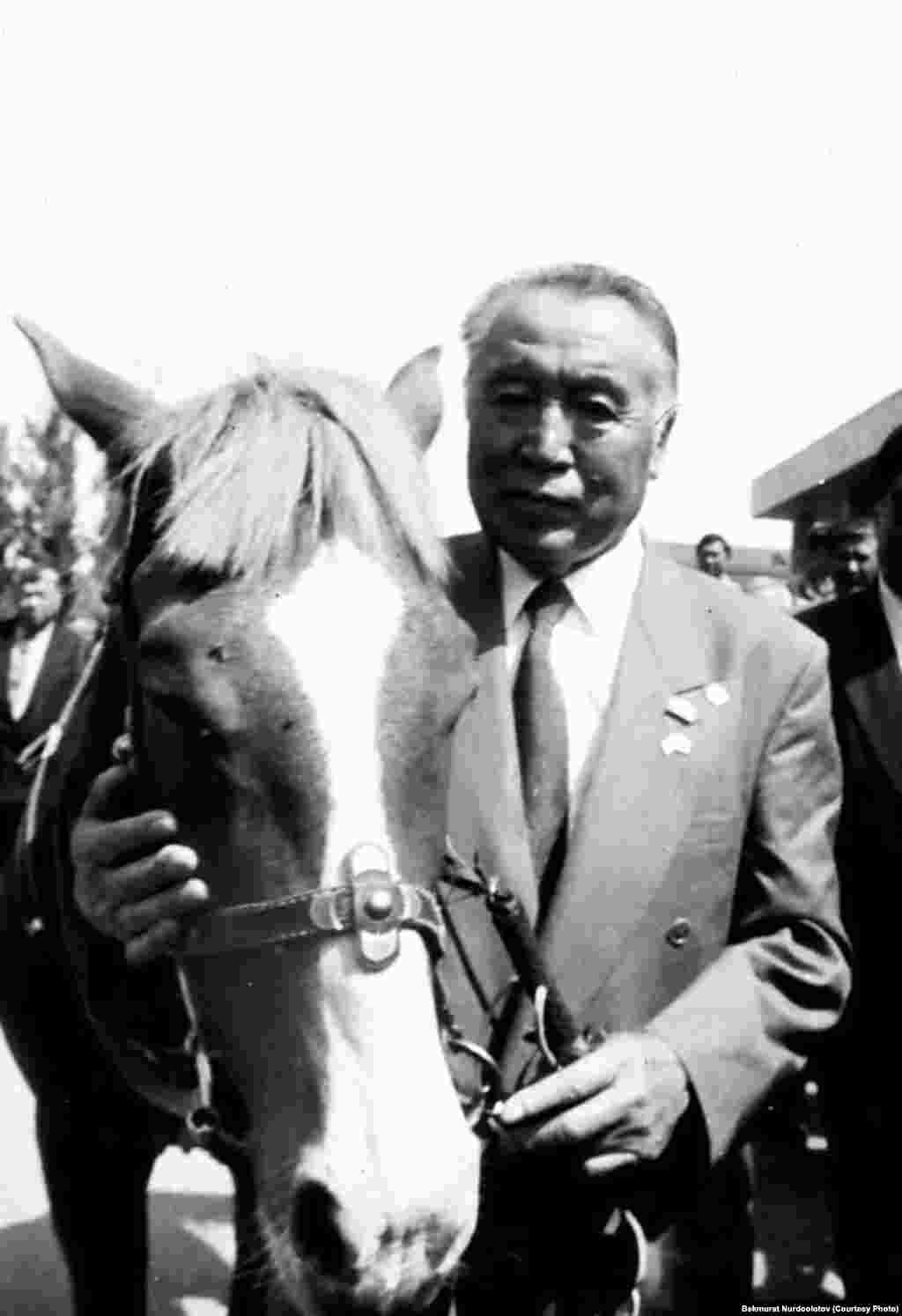 1920-жылы 15-сентябрда Ысык-Көл облусуна караштуу Тоң районунда туулган Азамат Алтай 1940-жылы аскерге кеткен. Улуу Ата мекендик согуш маалында, 1941-жылы Литвада туткунга түшүп, уруш аяктаганга чейин фашисттик концлагерде болгон. 1945-жылы Батыш ынтымагынын аскерлери тарабынан боштондукка чыгарылып, Батыш Европада туруп калган. Азамат Алтай 1953-жылы баш кеңсеси Германиянын Мүнхен шаарында жайгашкан “Азаттык” үналгысынын кыргыз тилиндеги туңгуч берүүсүн обого алып чыккан.
