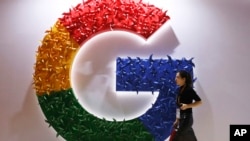 Google компаниясынын эн белгисинин алдынан өтүп бараткан айым. 