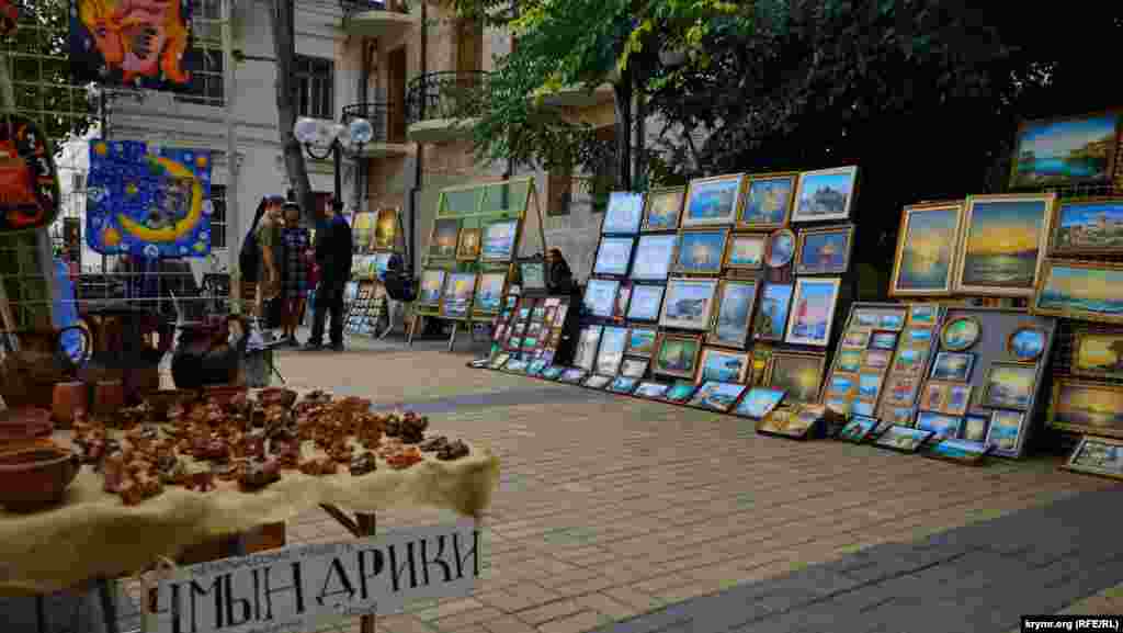 Феодосийские «чмындрики» – миниатюрные авторские фигурки из глины – продаются на местном вернисаже по 150 рублей
