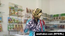 Aşgabat. Berk hökümet gözegçiligi astynda çykarylan kitaplaryň satylýan dükanlarynyň birine baran alyjy