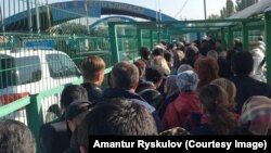 Из Кыргызстана в сторону Казахстана между «Ак-Жол» и «Кордай» — контрольно-пропускными пунктами между двумя странами. 11 октября 2017 года.